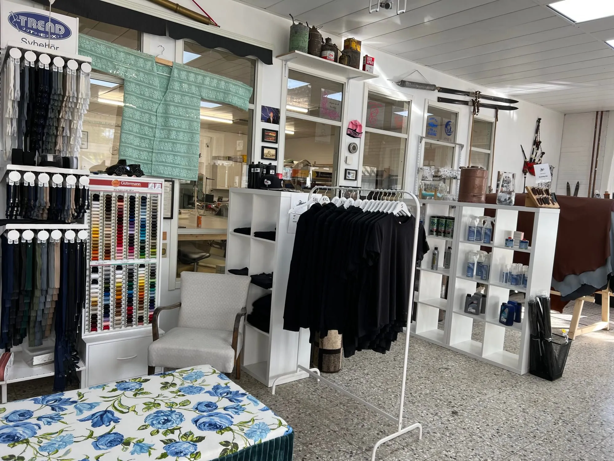 Butikens sortiment med dragkedjor, sytillbehör och rengöringsmedel