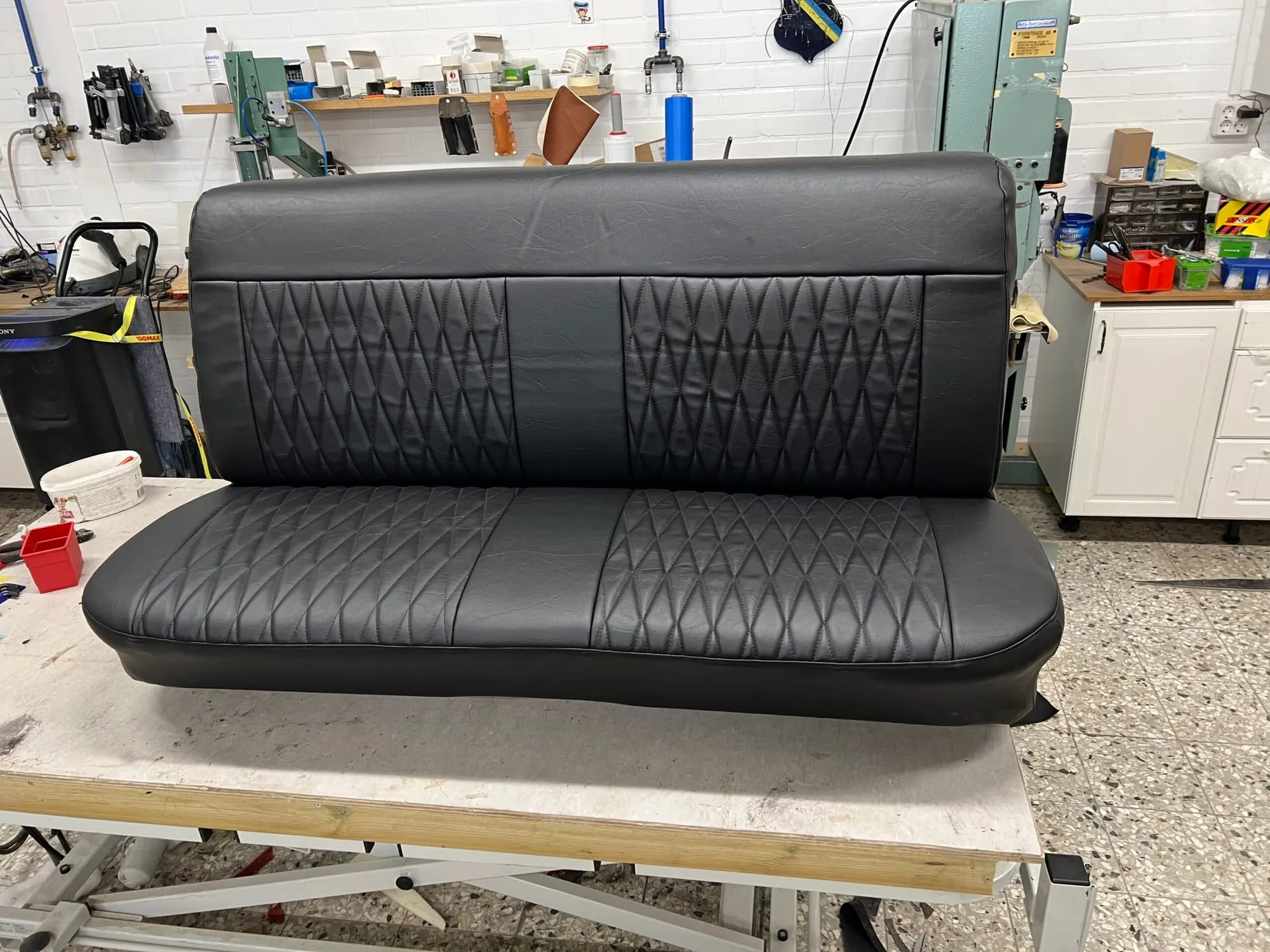 Svart bilbänk i skinn med rombmönster