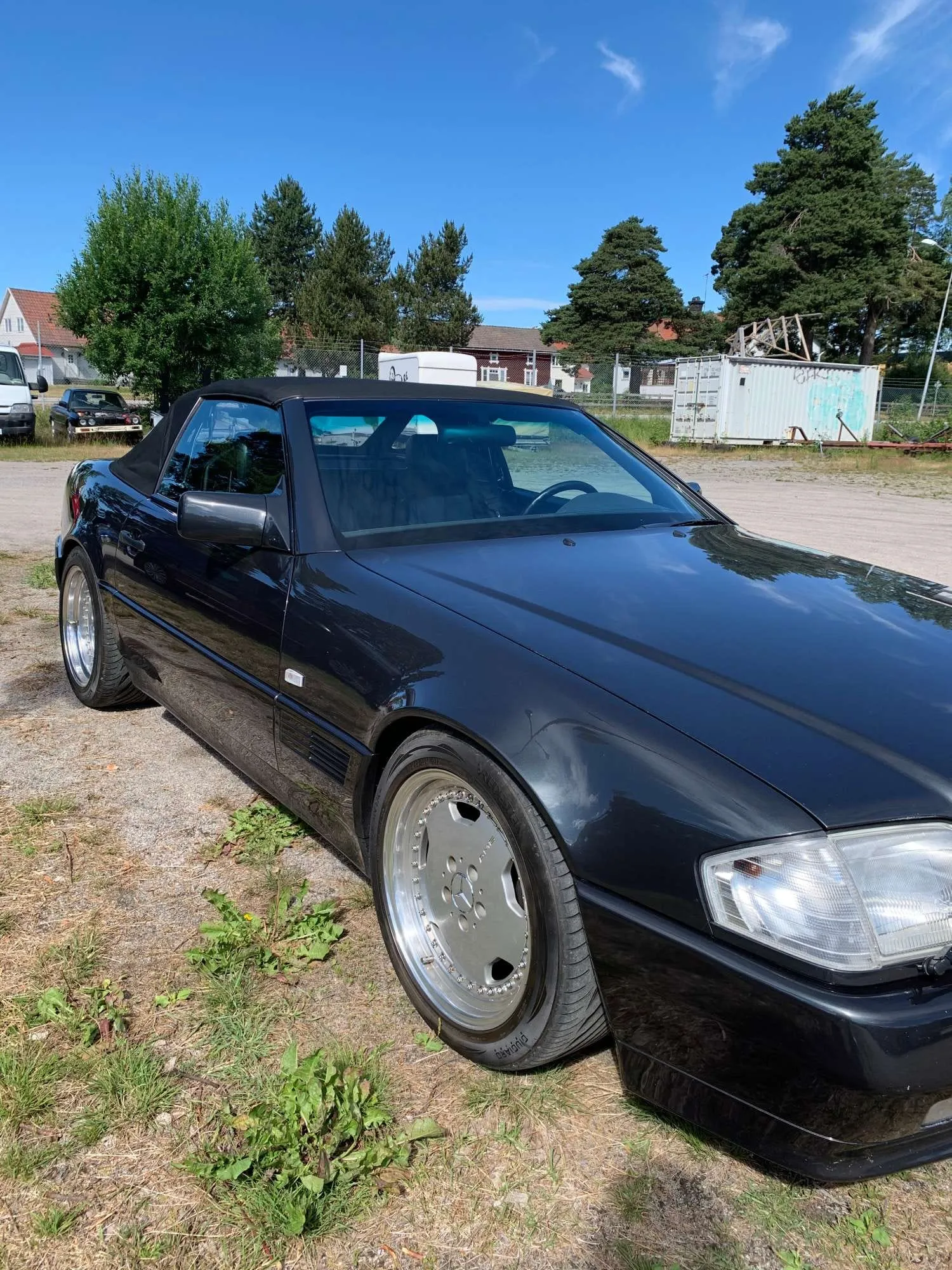 Svart Mercedes cabriolet parkerad utomhus