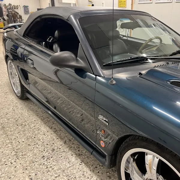 Mörkgrön Ford Mustang cabriolet